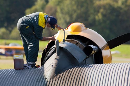 Foto: Flugzeug mit Arbeiter